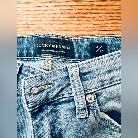 Excellent condition Lucky Brand Distressed Skinny Blue Jeans in size 4 / 27 - Picture 2 of 3